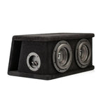Il Gladen Sigma SSWX065 Dual è un cabinet per subwoofer nero dotato di due subwoofer da 6,5 pollici e di una piccola apertura di ingresso, rivestito in moquette nera e raffigurato su uno sfondo bianco.