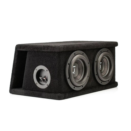 Il Gladen Sigma SSWX065 Dual è un cabinet per subwoofer nero dotato di due subwoofer da 6,5 pollici e di una piccola apertura di ingresso, rivestito in moquette nera e raffigurato su uno sfondo bianco.