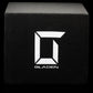 Un cubo nero con una G bianca e la scritta GLADEN, che raffigura il subwoofer Gladen Sigma SSWX08VB da 8 pollici, su uno sfondo scuro.