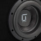Un primo piano del Gladen Sigma SSWX08VB, un subwoofer da 8 pollici, mostra le cuciture visibili e una parte centrale testurizzata in fibra di carbonio.
