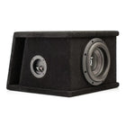 Il Gladen Sigma SSWX08VB è un diffusore nero, rivestito in moquette, dal design smussato, dotato di un subwoofer da 8 pollici e di una porta bass-reflex laterale.