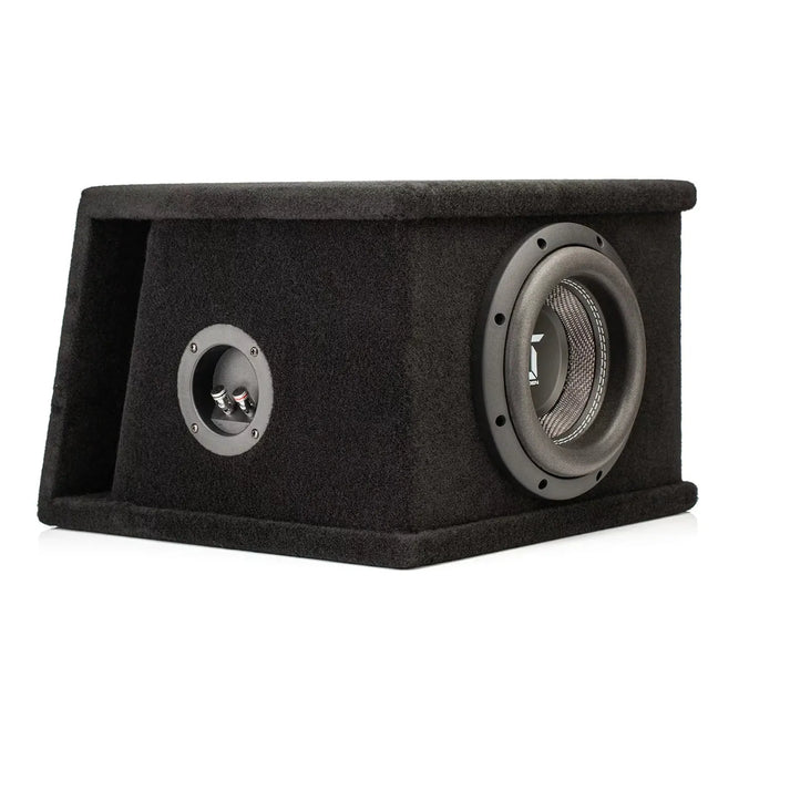 Il Gladen Sigma SSWX08VB è un diffusore nero, rivestito in moquette, dal design smussato, dotato di un subwoofer da 8 pollici e di una porta bass-reflex laterale.