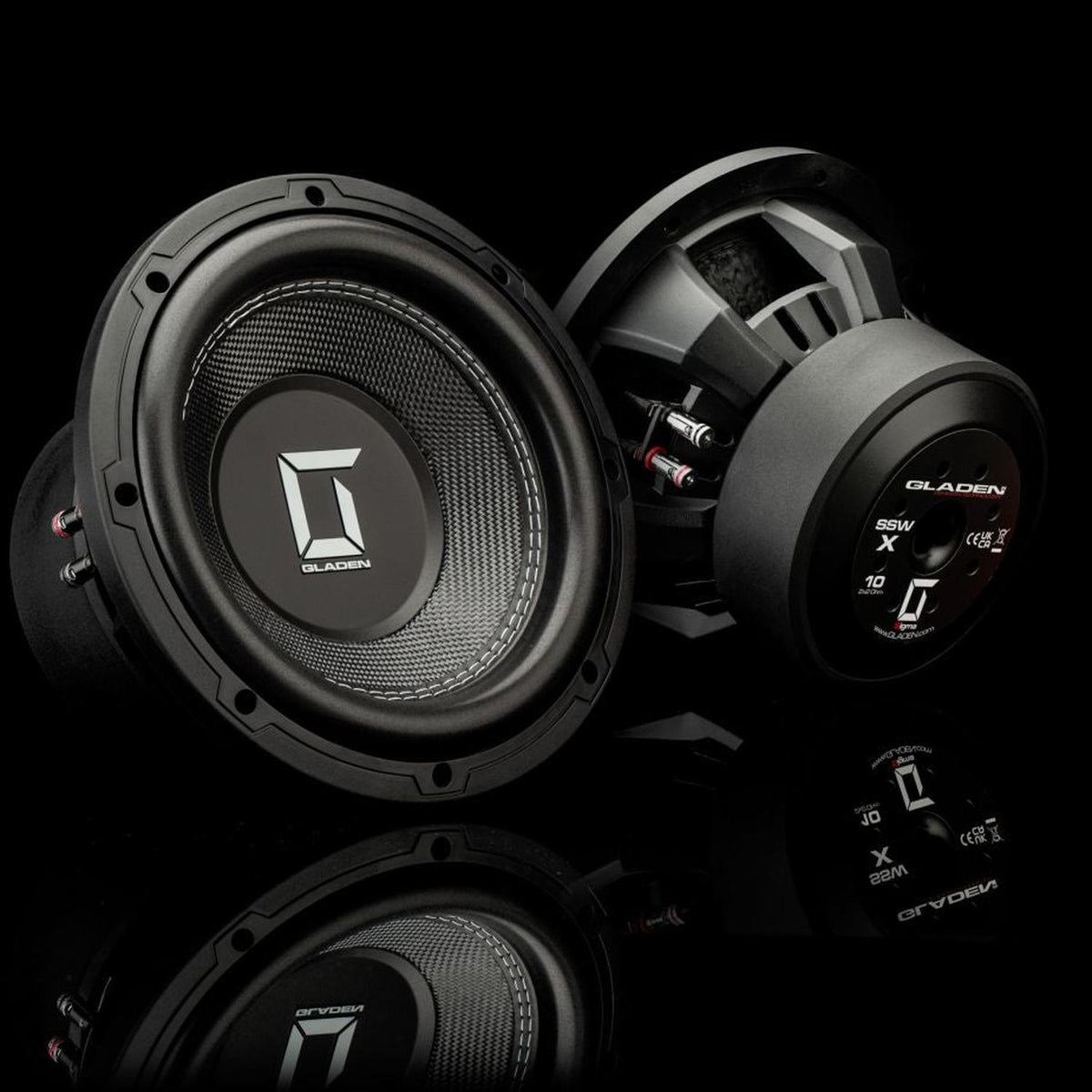 Twee zwarte Gladen Sigma SSWX10-subwoofers, afgebeeld tegen een zwarte achtergrond, die een hoogwaardig ontwerp laten zien – perfect voor elke hoogwaardige car-audio- of subwooferopstelling.