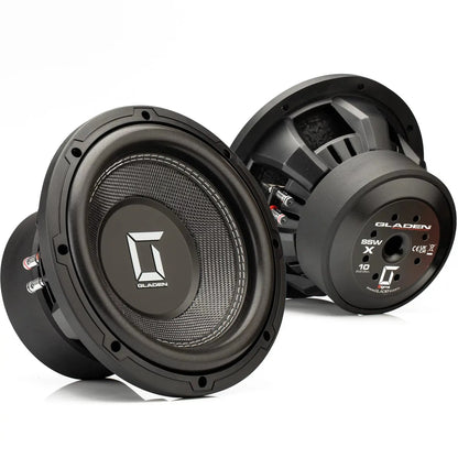 Twee Gladen Sigma SSWX10-subwoofers – één rechtopstaand, één schuin geplaatst – zorgen voor een krachtige geluidsweergave, ideaal voor elke car-audio-installatie.
