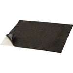 Une feuille noire rectangulaire dont le coin est décollé, révélant un dessous plus clair - semblable au tapis de protection Ground Zero GZDM 1900MC-GOLD 10x37x50cm.