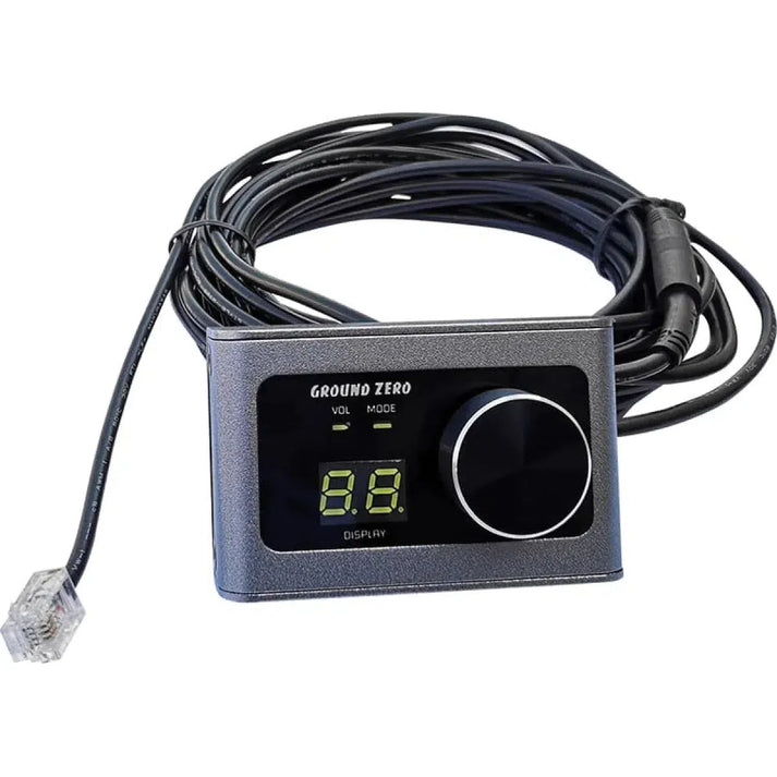 Le contrôleur audio Ground Zero GZDSP REM 4-8XII-S est doté dun écran numérique, dun bouton de volume et dune télécommande à long fil se terminant par un connecteur RJ45.