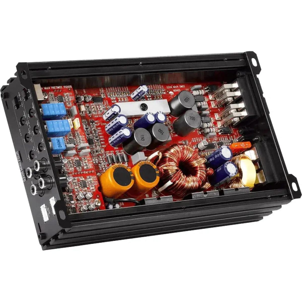 Un primer plano del amplificador de audio Ground Zero Hydrogen GZHA MINI FOUR Clase D mostrando su placa de circuito, condensadores y bobinas dentro de una carcasa metálica negra.