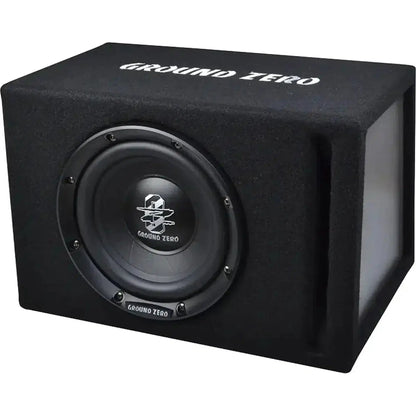 El Ground Zero Iridium GZIB 20BR es un subwoofer negro de 8 en un recinto bass reflex rectangular con 150W RMS y el nombre de la marca en la parte superior.