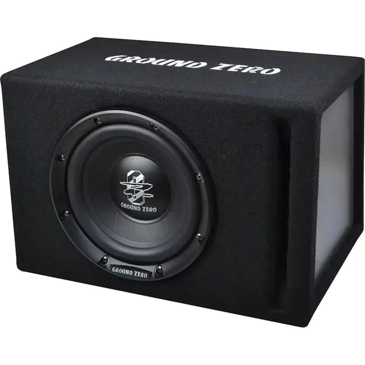 El Ground Zero Iridium GZIB 20BR es un subwoofer negro de 8 en un recinto bass reflex rectangular con 150W RMS y el nombre de la marca en la parte superior.