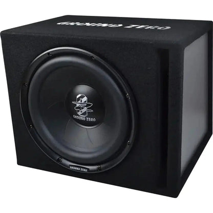 Le Ground Zero Iridium GZIB 30BR est un subwoofer noir de 12 dans un caisson bass-reflex rectangulaire recouvert de moquette avec des logos et une puissance de 350 W RMS.