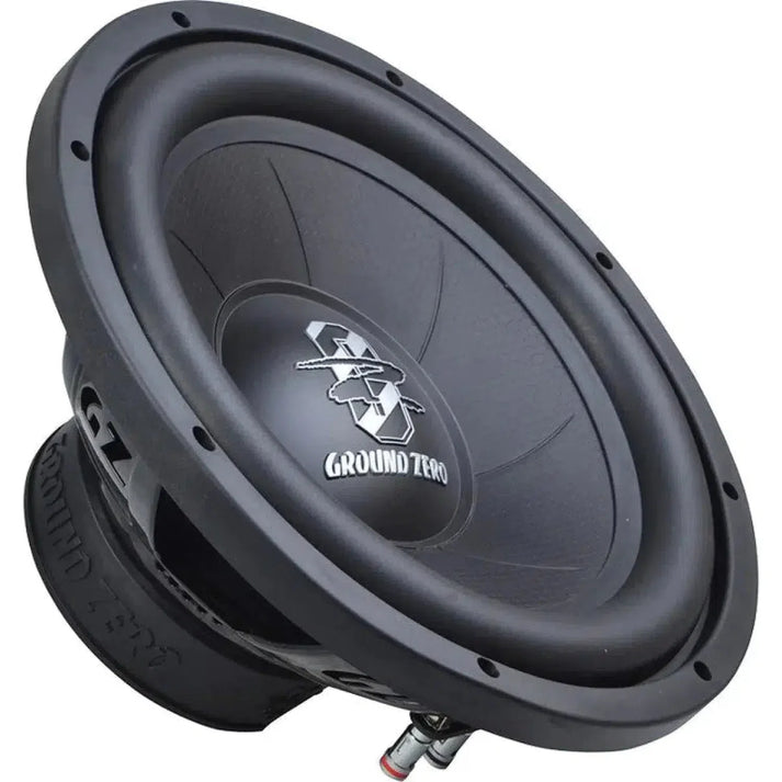 El Ground Zero Iridium GZIW 300 es un gran subwoofer negro de 12 con un logotipo metálico, que se muestra en ángulo sobre un fondo blanco, con una potencia RMS de 350 W.