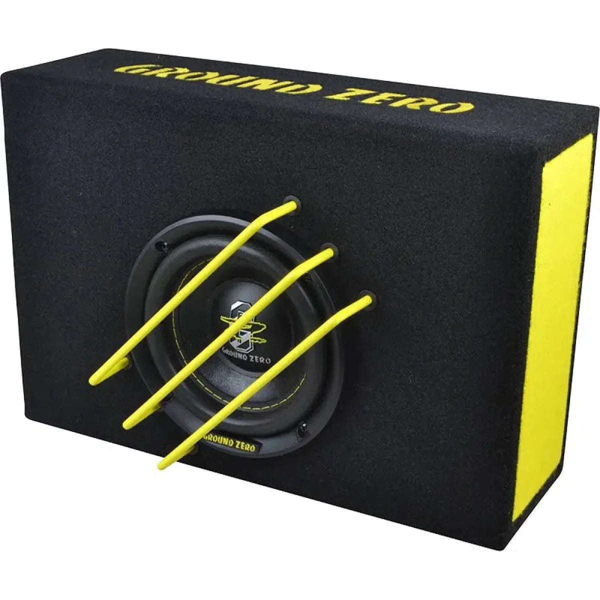 Le Ground Zero Radioactive GZRB 16SPL est un caisson de basse noir de 5 pouces avec des accents jaunes et trois barres diagonales jaunes sur le devant pour la protection.