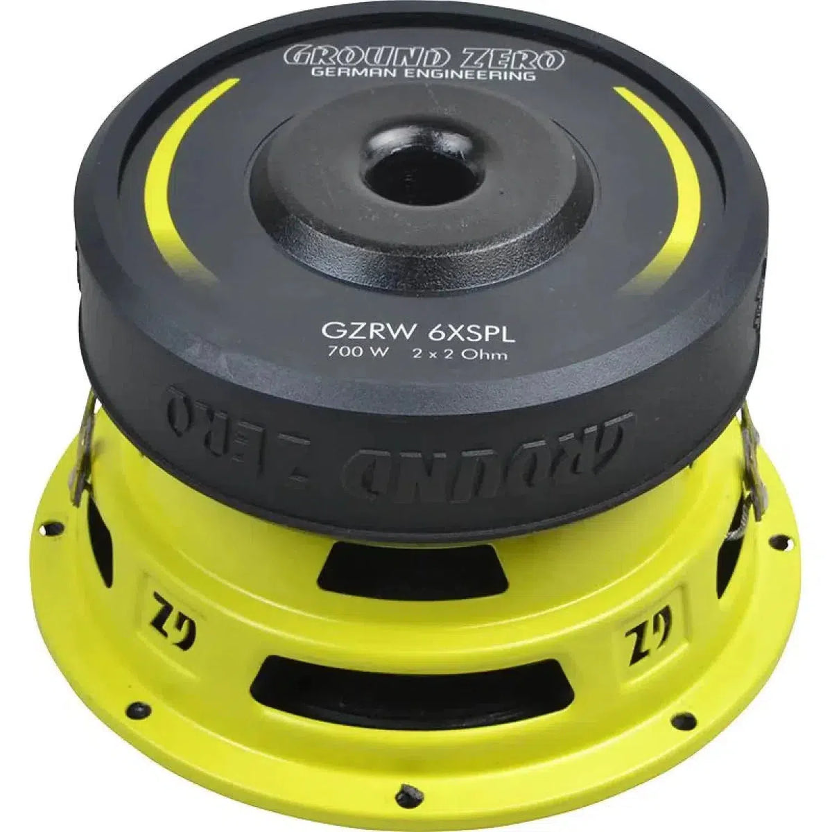 De Ground Zero Radioactive GZRW 6XSPL is een zwart met gele 6,5 SPL subwoofer met 700 W, 2 x 2 Ohm en GZ logos op het gele frame.
