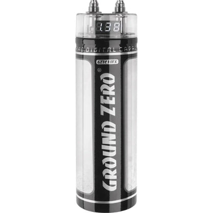 De Ground Zero Titanium GZTC 1.0FX 1 Farad Kondensator met LCD spanningsweergave bovenop toont 12,38V.