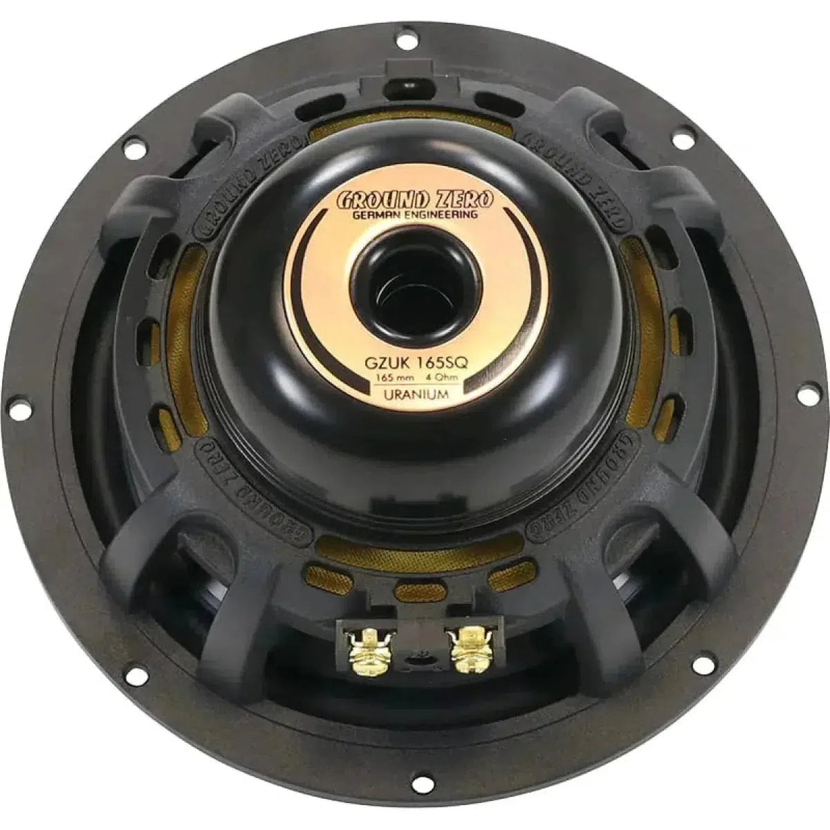 De ronde Ground Zero Uranium GZUC 165.3SQ autoluidspreker is zwart en goud met zichtbare aansluitingen, montagegaten en het opschrift GZUK 165SQ URANIUM.