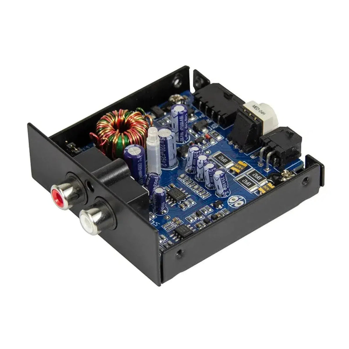 Un primer plano de la placa de circuito del amplificador de audio Hifonics HF-SC2 / ISO con condensadores, conectores y un adaptador High-Low en una caja metálica negra.