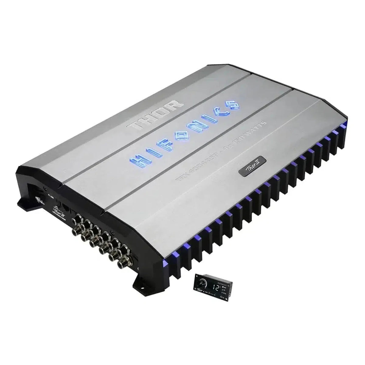De Hifonics Thor TRX-4004DSP is een zilver met zwarte 4-kanaals DSP-versterker met blauwe accenten, meerdere poorten en een compacte afstandsbediening aan de voorkant.