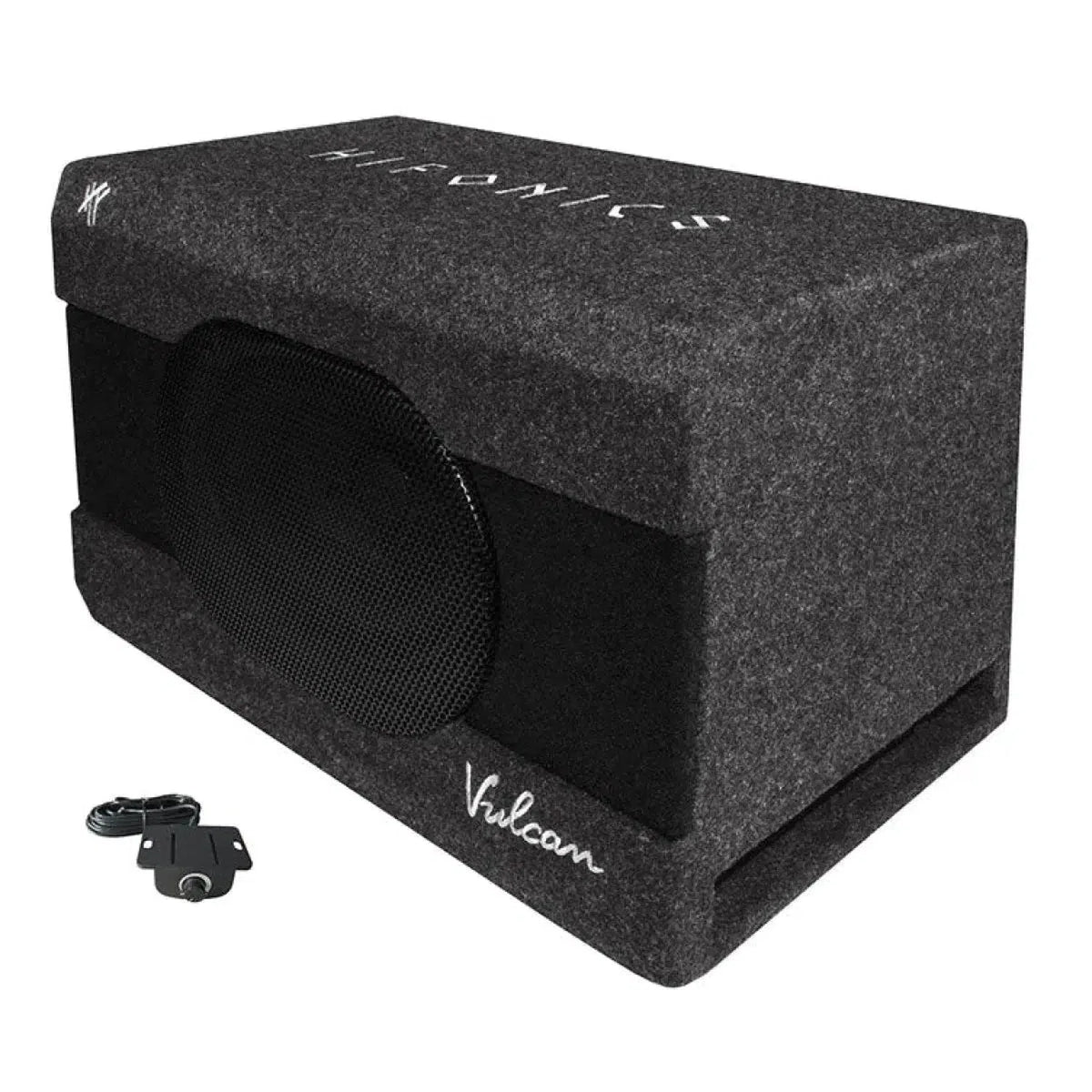 Le Hifonics Vulcan VX-690A Aktiv est un subwoofer noir dans un boîtier rectangulaire recouvert de moquette avec grille, télécommande et câble ; il délivre une puissance de 150 W RMS.