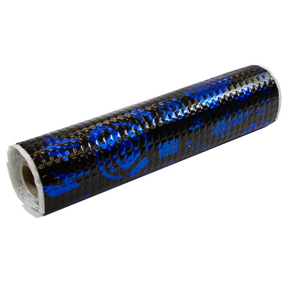 Een opgerold vel Hifonics Zeus AluButyl 160dB zwart en blauw geluiddempend materiaal met een gestructureerd, folieachtig oppervlak en gedrukte afbeeldingen, afgebeeld op een witte achtergrond.