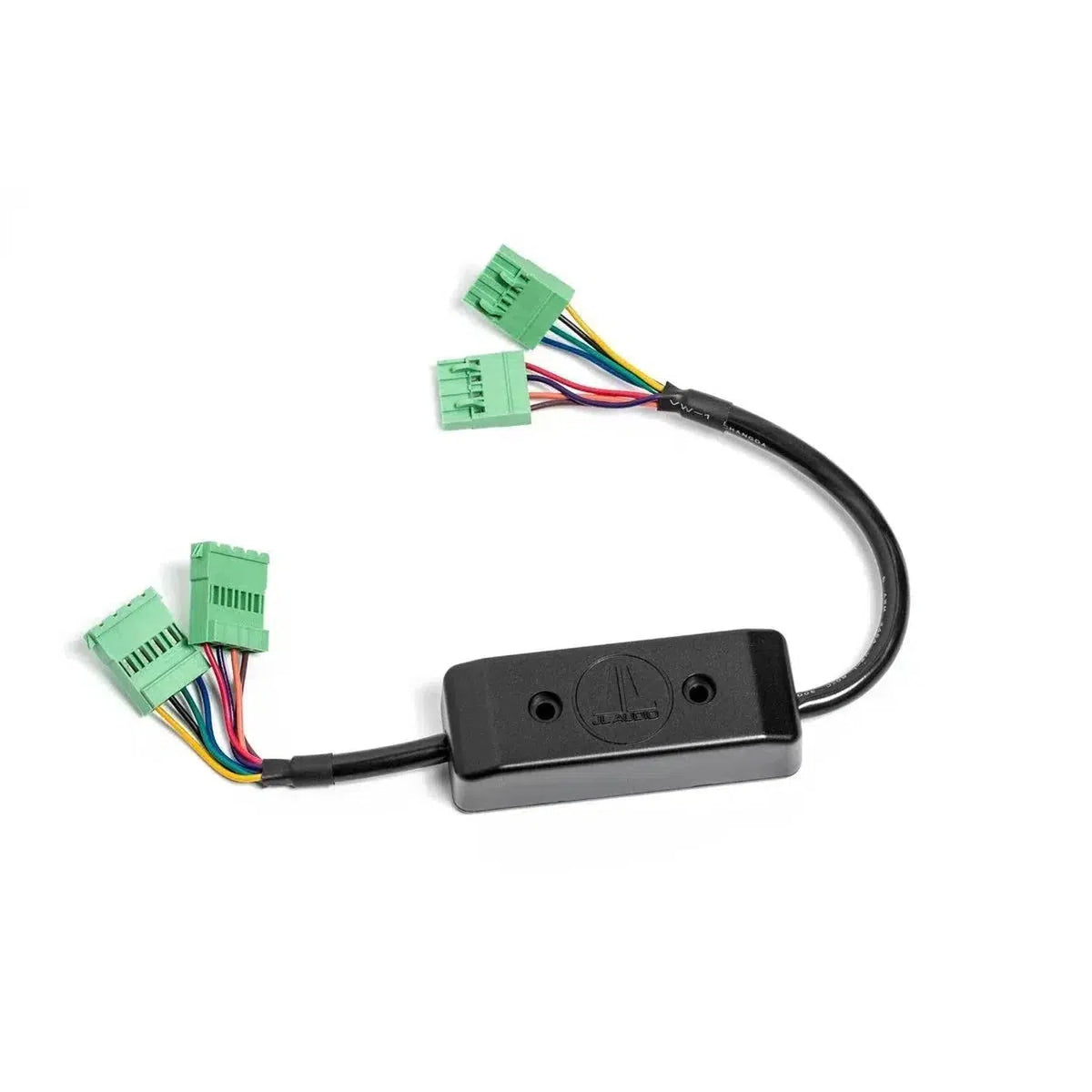 De JL Audio FIX-LSA-4 is een zwarte OEM-Audio-integratieadapter met een rechthoekige behuizing en drie groene multi-wire connectors.