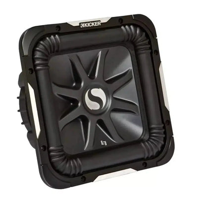 Subwoofer Kicker Solo-Baric L7S152/L7S154 da 15, di colore nero, con logo centrale in rilievo, bordi rigati e accenti argentati su sfondo bianco.