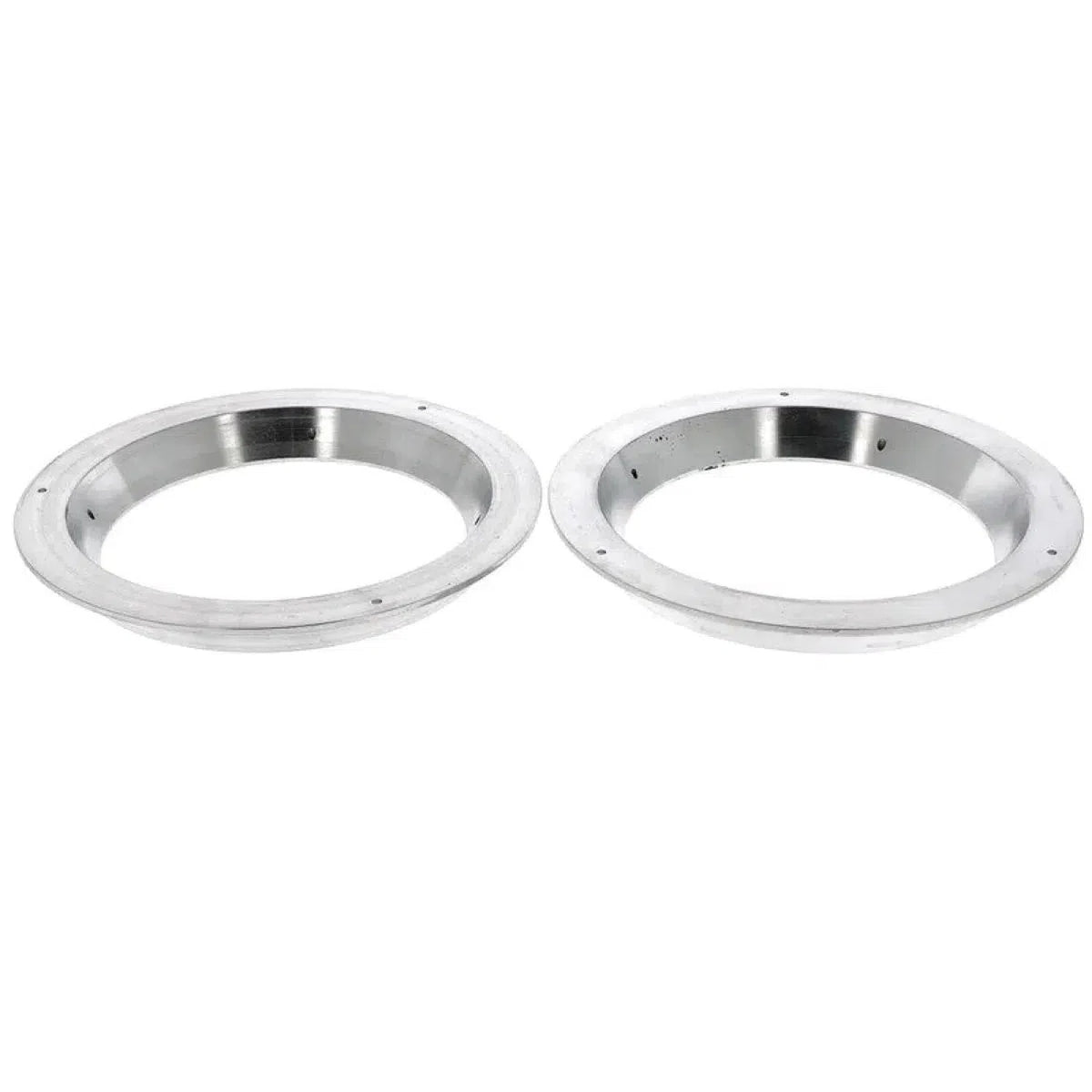 Twee ronde, zilveren Masori Aluring 165-21 Universeel voor 6,5 inch, met platte randen, naast elkaar liggend op een witte achtergrond.