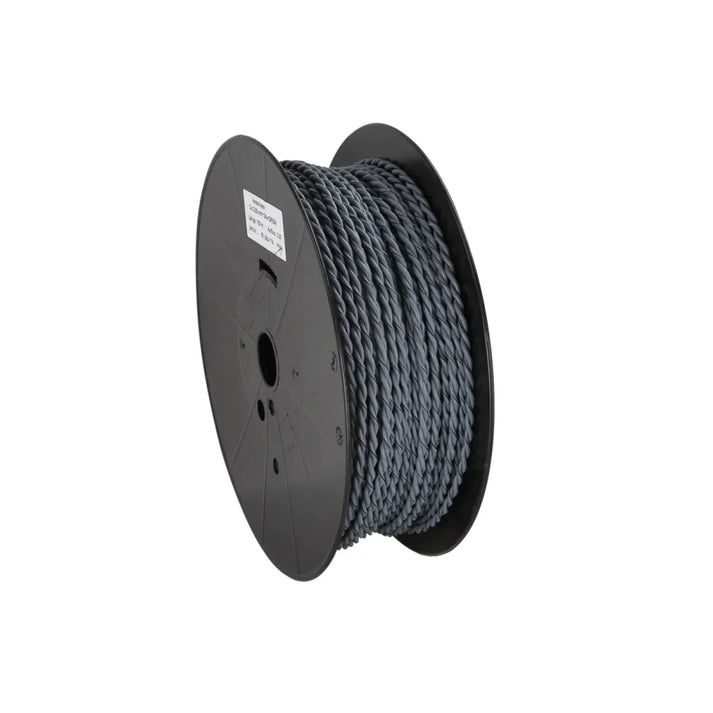 Una bobina de Masori LSK2x2,5mm² OFC verdrilltes Lautsprecherkabel está enrollada en un carrete de plástico negro, aislada sobre un fondo blanco.