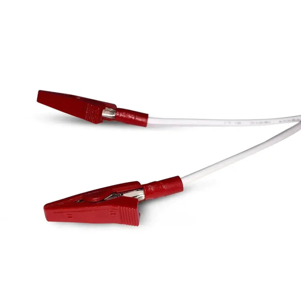 Two red alligator clips attached to white wires and a Masori LW-50W-3.9A Kondensator are shown against a white background.