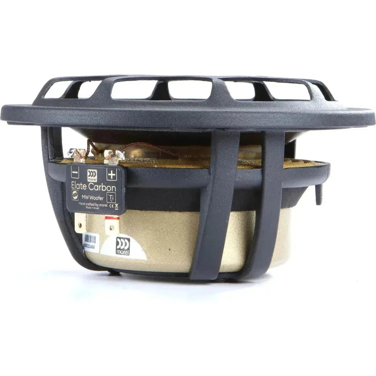 Een zijaanzicht van een Morel Elate Carbon 52 woofer luidspreker met een zwart frame en metallic gouden onderdelen.