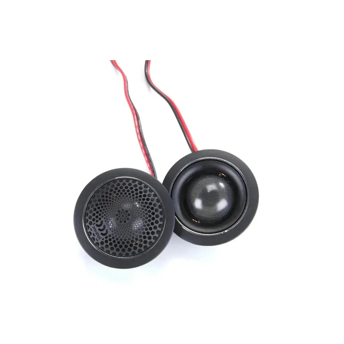 Twee zwarte ronde audiotweeters uit de Morel Elate Carbon 52, één met een gaasafdekking en één met een open koepeldiafragma, worden getoond op een witte achtergrond.