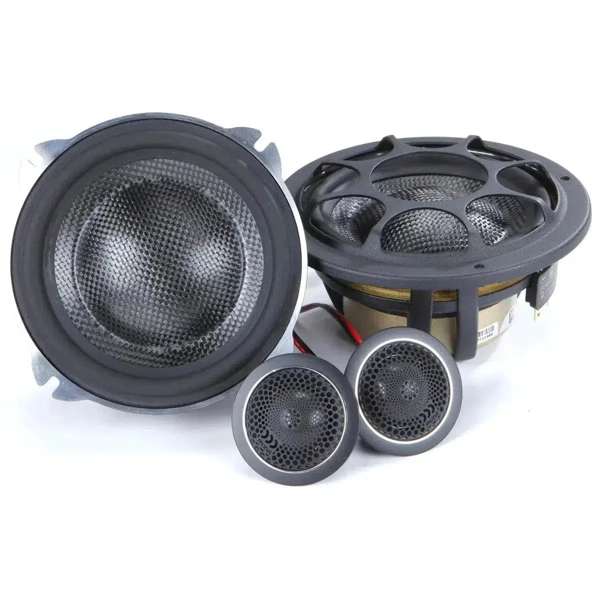 Vier car-audio luidsprekers - twee kleine tweeters en twee 5-inch Elate Carbon 52 van Morel uit een 2-weg set - worden getoond op een witte achtergrond.