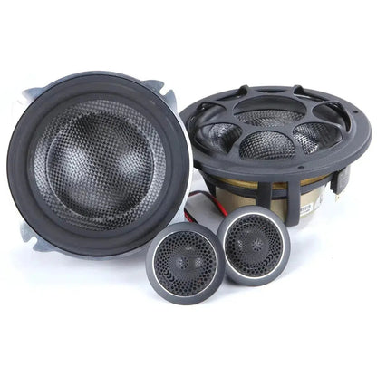 Vier car-audio luidsprekers - twee kleine tweeters en twee 5-inch Elate Carbon 52 van Morel uit een 2-weg set - worden getoond op een witte achtergrond.