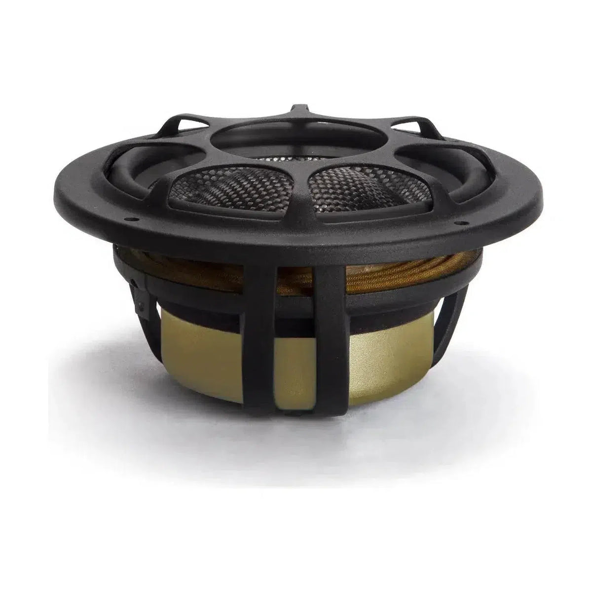 Primer plano de un controlador de altavoz de medios de 5 pulgadas Morel Elate Carbon MW5 con cubierta de malla y marco redondo, aislado sobre fondo blanco.
