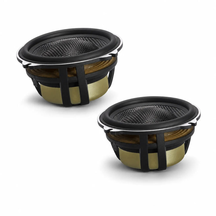 Dos altavoces Elate Carbon MW5 de Morel en negro y dorado con cubiertas de malla, expuestos sobre un fondo blanco.