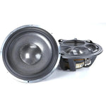 Due grandi subwoofer Morel Elate Carbon MW9 neri e grigi con Kohlefaser-Tieftonmembran: uno in posizione verticale che mostra la parte anteriore, laltro su un fianco che rivela il woofer da 9 pollici.