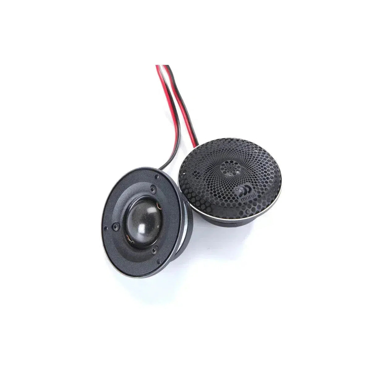 Twee zwarte ronde audiotweeters uit de Morel Elate Carbon PRO 52, waarvan de ene de frontgrill weergeeft en de andere het koepeldiafragma.