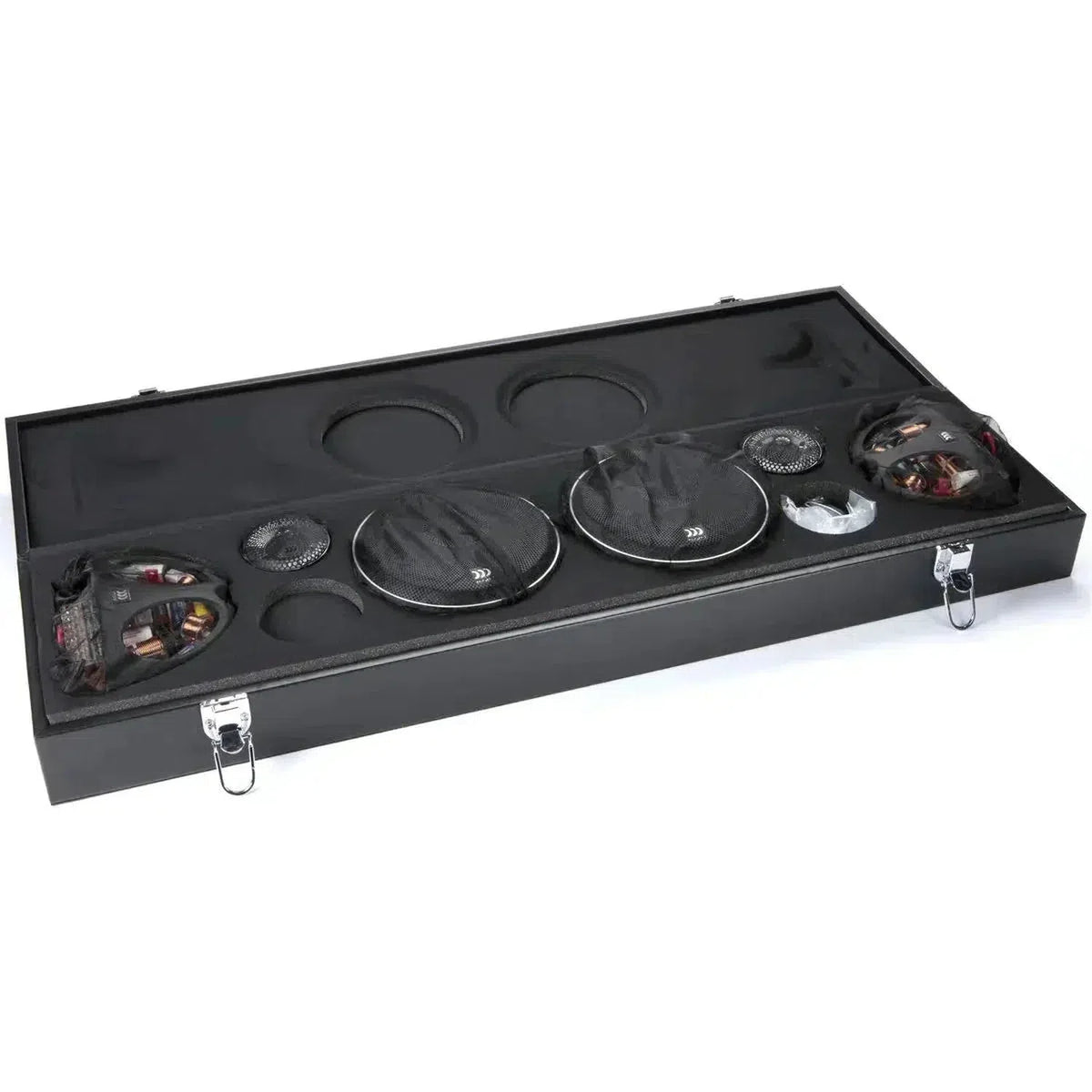 Un maletín de transporte rectangular negro con cierres metálicos contiene los componentes de alta gama Morel SUPREMO 602 y los cables perfectamente organizados en su interior.