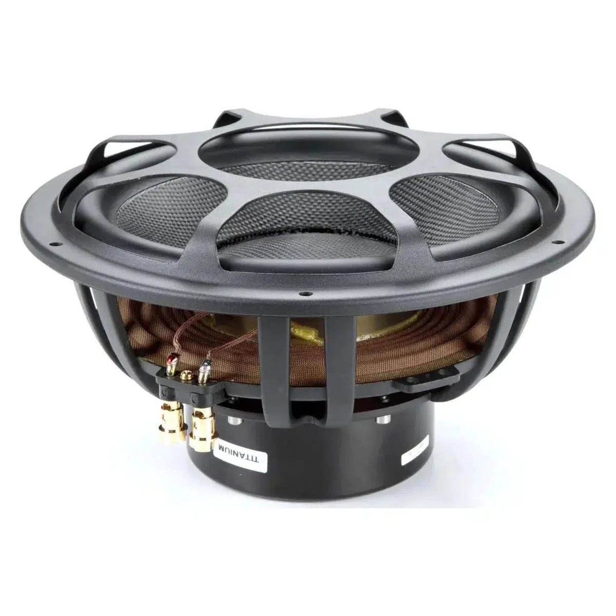 Un grande subwoofer Morel Ultimo TI 12 nero con struttura in metallo, bobina visibile e cablaggio, visto da unangolazione su uno sfondo bianco.
