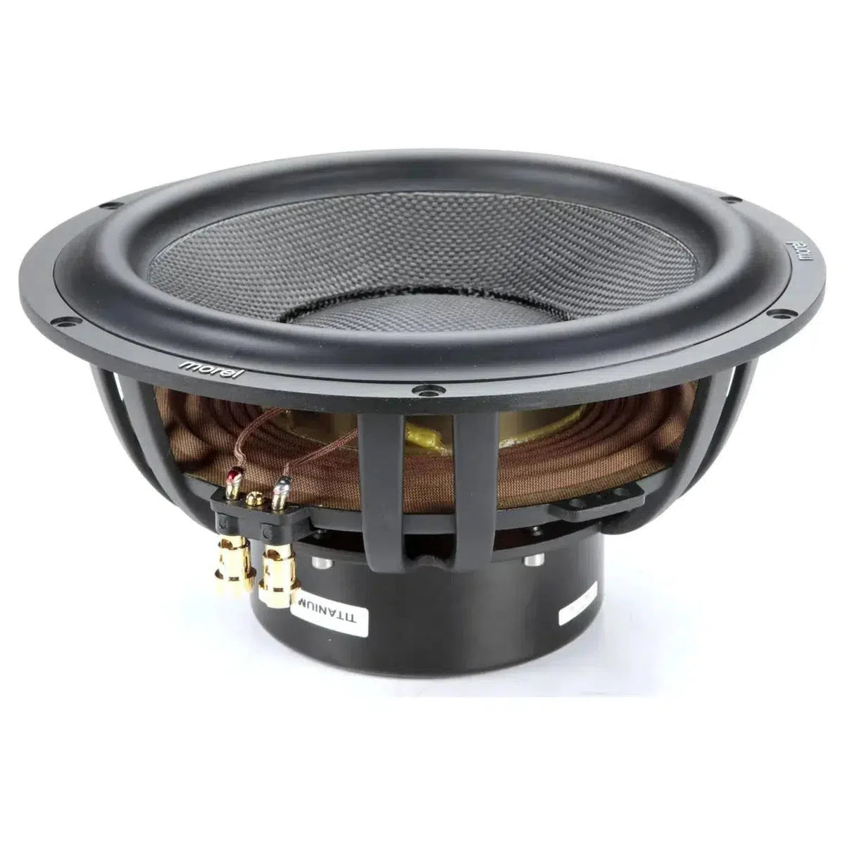 Un primer plano del subwoofer Morel Ultimo TI 12 muestra el cableado visible, la estructura metálica y el cono de malla, ofreciendo graves de alta fidelidad sobre un fondo blanco.