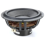 Un primo piano del subwoofer Morel Ultimo TI 12 mostra il cablaggio visibile, la struttura metallica e il cono a rete, che offre bassi ad alta fedeltà su uno sfondo bianco.
