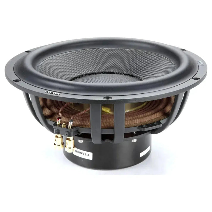 Un primo piano del subwoofer Morel Ultimo TI 12 mostra il cablaggio visibile, la struttura metallica e il cono a rete, che offre bassi ad alta fedeltà su uno sfondo bianco.
