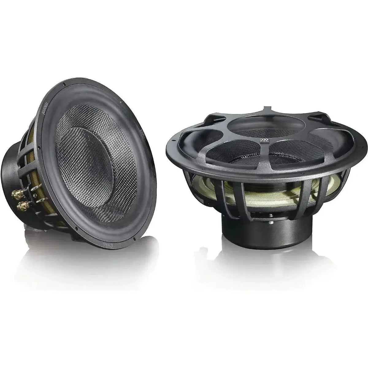 Sono esposti due subwoofer Morel Ultimo TI 8 neri: uno mostra il cono, laltro il telaio metallico aperto per bassi ad alta fedeltà.