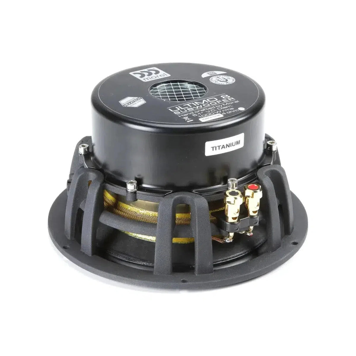 Un primo piano di un driver per subwoofer Morel Ultimo TI 8 con terminali dorati ed etichetta TITANIUM, progettato per bassi profondi e ad alta fedeltà.