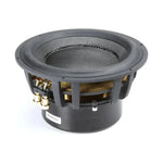 Il subwoofer Morel Ultimo TI 8 è caratterizzato da un grande cono nero con cablaggio dorato visibile e offre bassi ad alta fedeltà, il tutto su sfondo bianco.