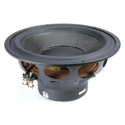 Un primo piano del driver del subwoofer Morel Ultimo TI SC12 mostra il cono, il bordo e i terminali; un potente Tieftöner da 600 W RMS.