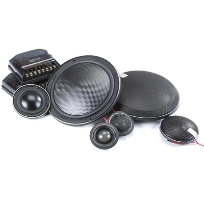 El conjunto de altavoces de 3 vías Morel Virtus Nano Carbon 63 con cubiertas de malla negra y woofers de fibra de carbono se muestra sobre un fondo blanco.