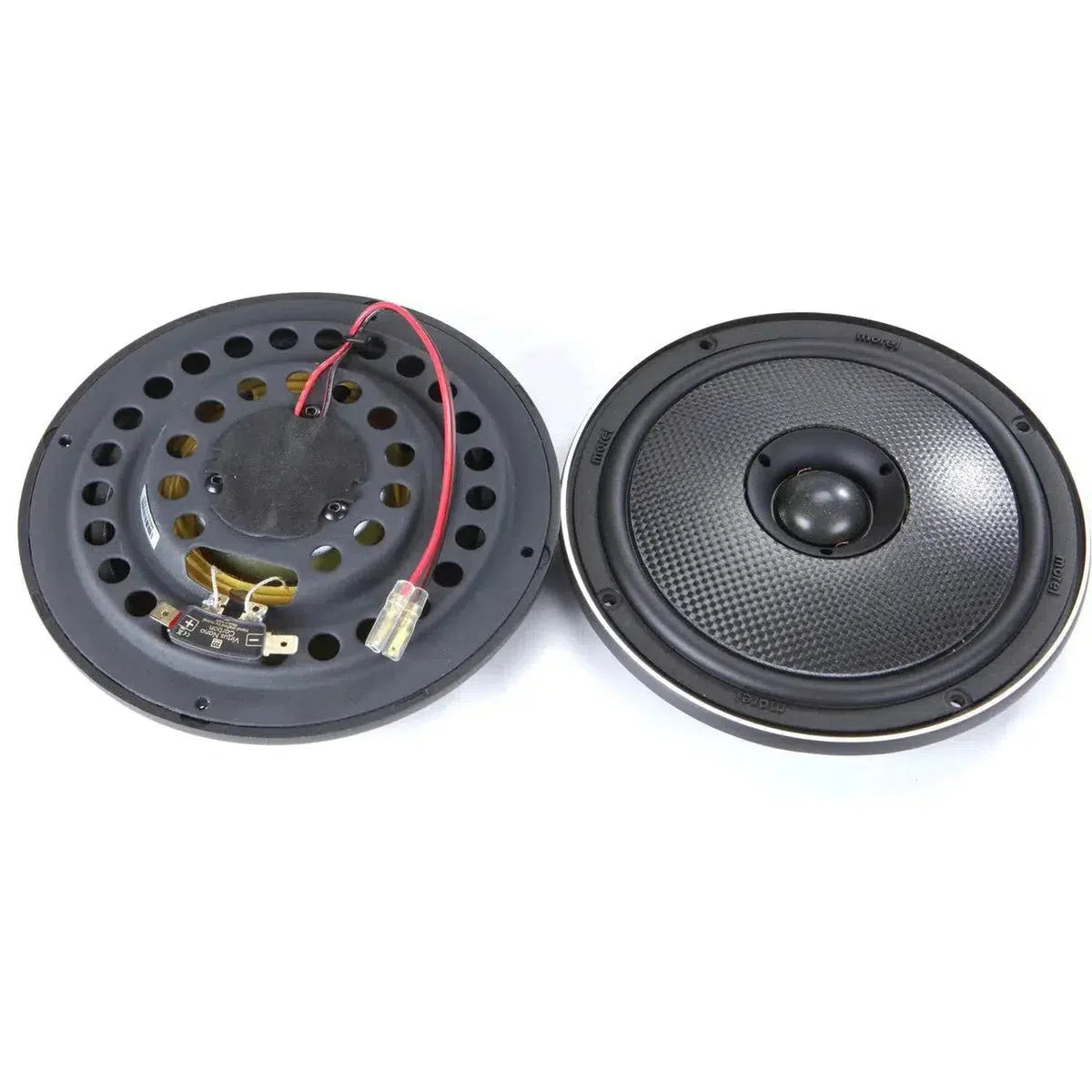 Twee ronde zwarte Morel Virtus Nano Carbon Integra 62 luidsprekers, één voor en één achter, met zichtbare bedrading en elektronische componenten.