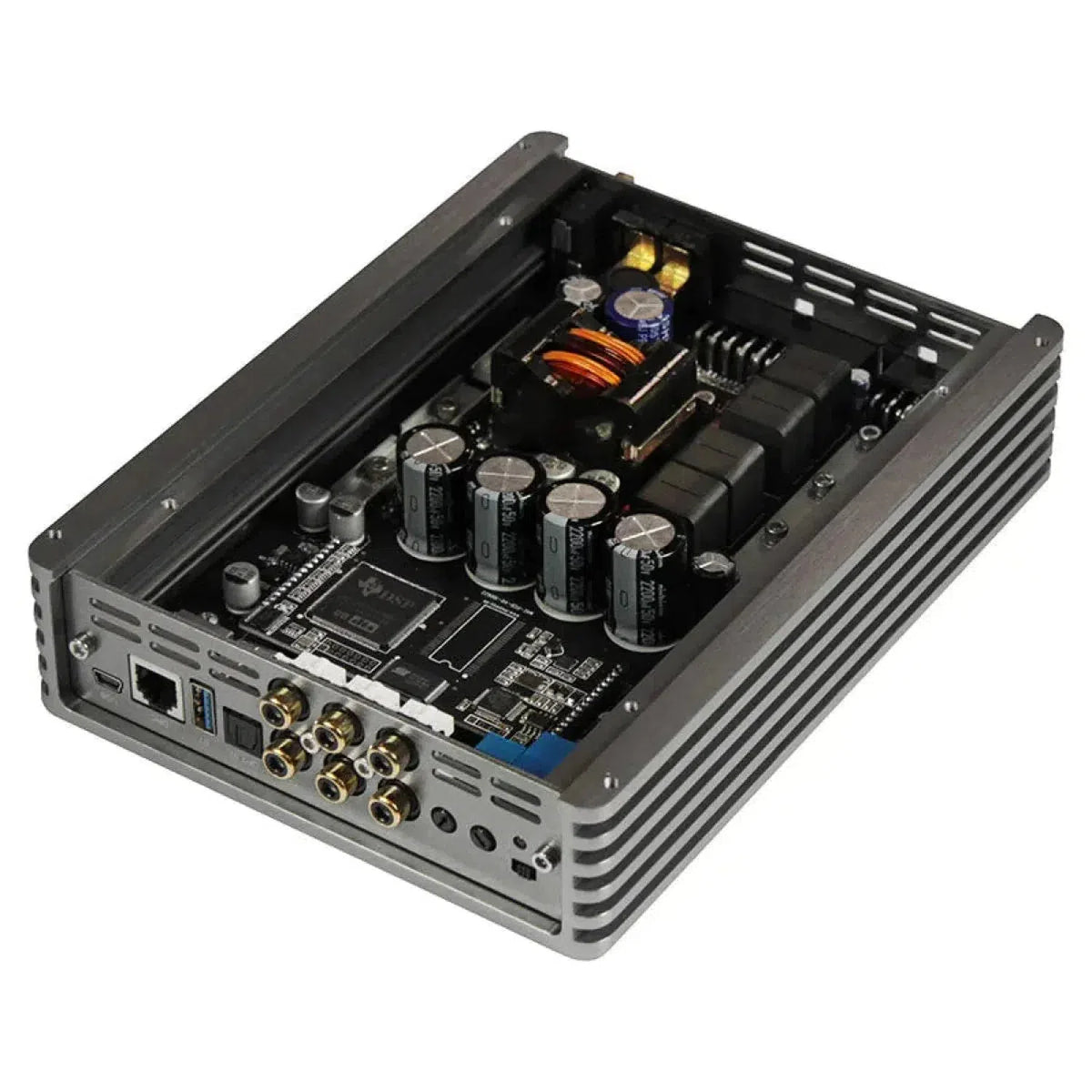 Le Musway M4+v3 est un amplificateur DSP à 4 canaux en métal ouvert, noir et argent, avec des composants visibles, des condensateurs multiples et la technologie de classe D.