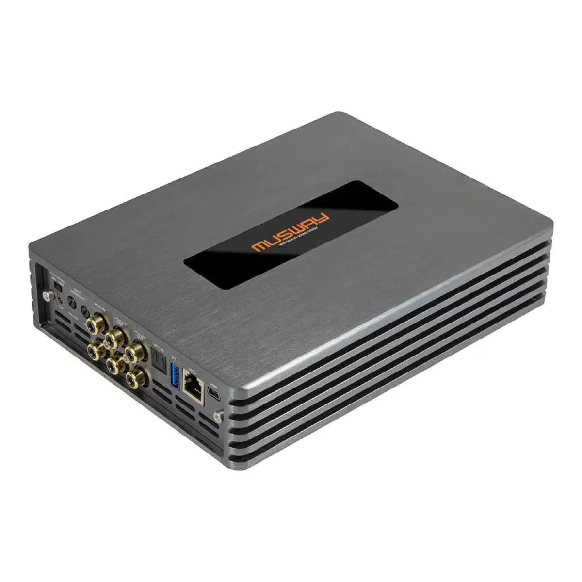 Un amplificateur DSP Musway M4+v3 à 4 canaux de classe D, rectangulaire et gris, avec plusieurs ports dentrée/sortie et des fentes daération, est représenté sur un fond blanc.