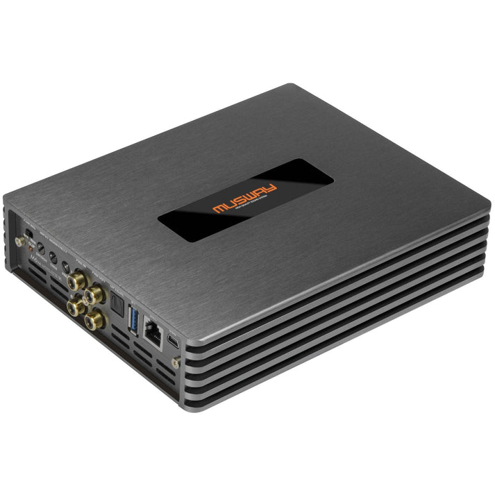Musway M6V4-512K è un amplificatore audio rettangolare con finitura in metallo spazzolato, lati neri ventilati e connettori multipli a unestremità.